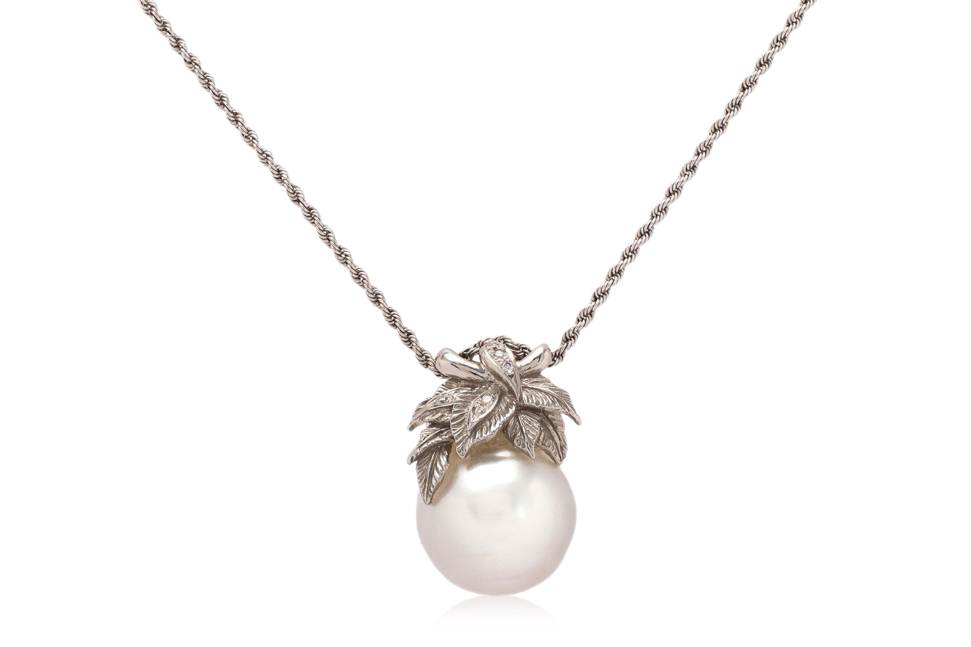 A SOUTH SEA CULTURED PEARL PENDANT ON CHAIN