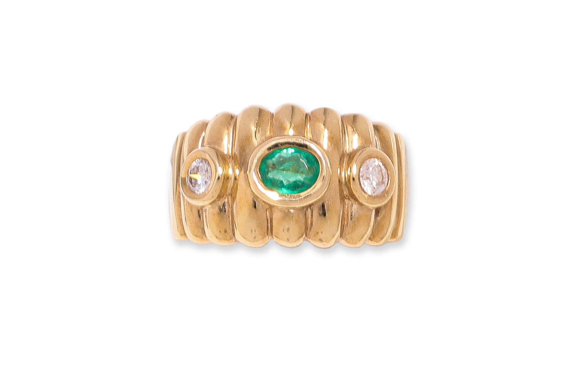 AN EMERALD AND DIAMOND RING WITH MATCHING EARRINGS