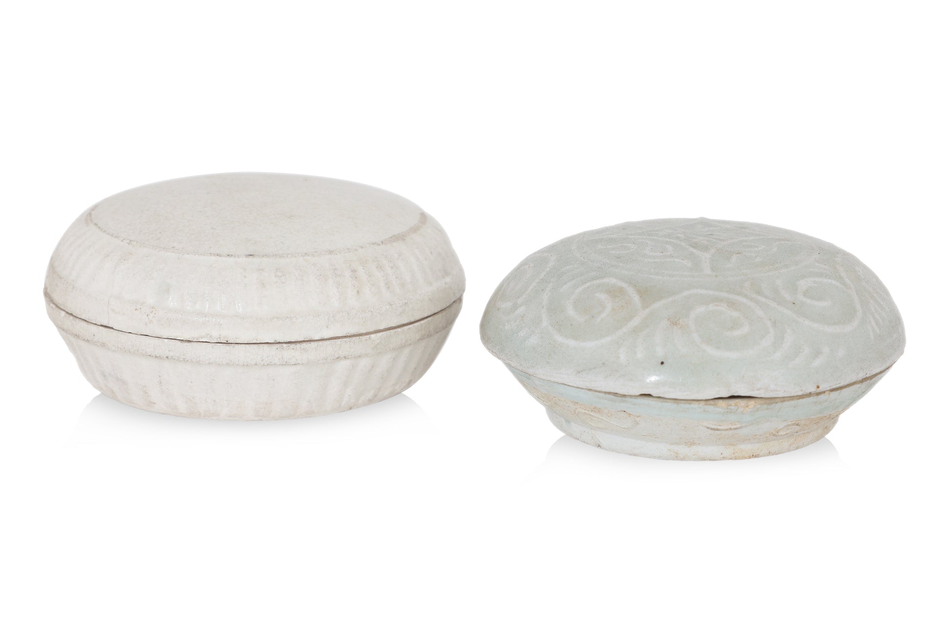 A GROUP OF THREE WHITE GLAZED BOXES AND COVERS