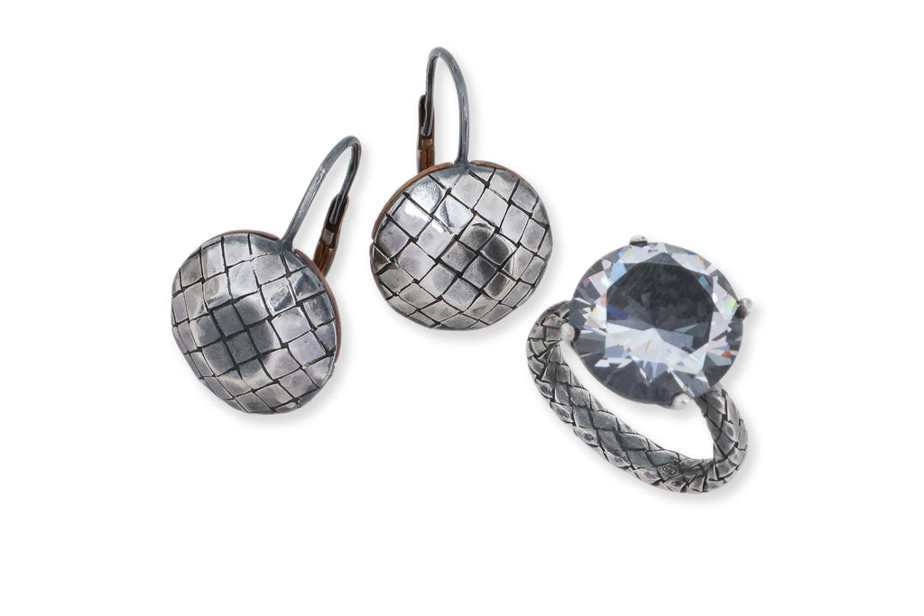 BOTTEGA VENETA - A SILVER RING AND A PAIR OF EARRINGS
