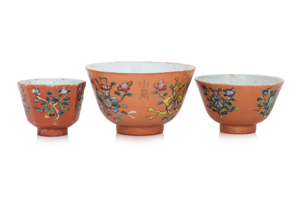 A GROUP OF FOUR FAMILLE ROSE CORAL GROUND PORCELAIN WARES