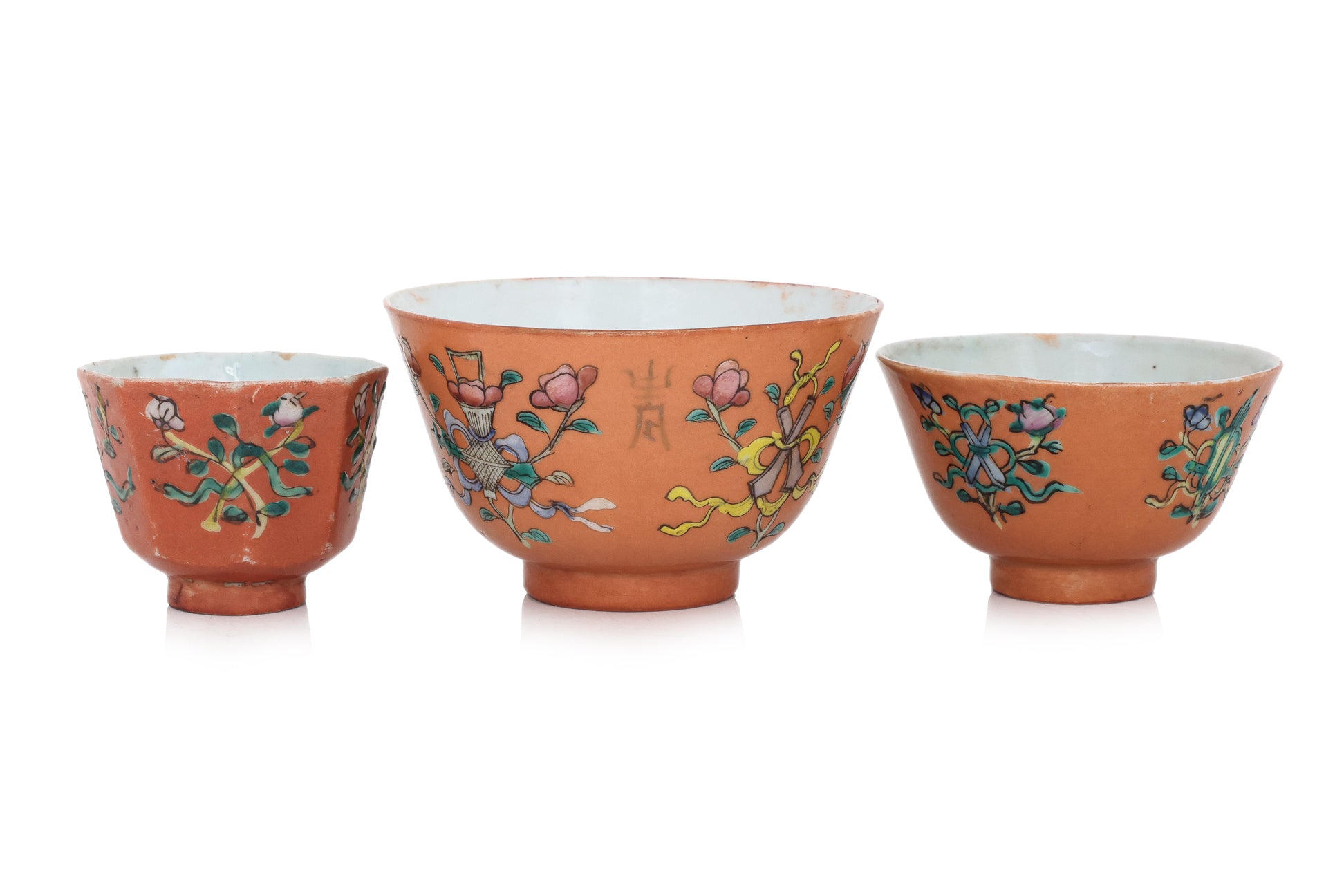 A GROUP OF FOUR FAMILLE ROSE CORAL GROUND PORCELAIN WARES