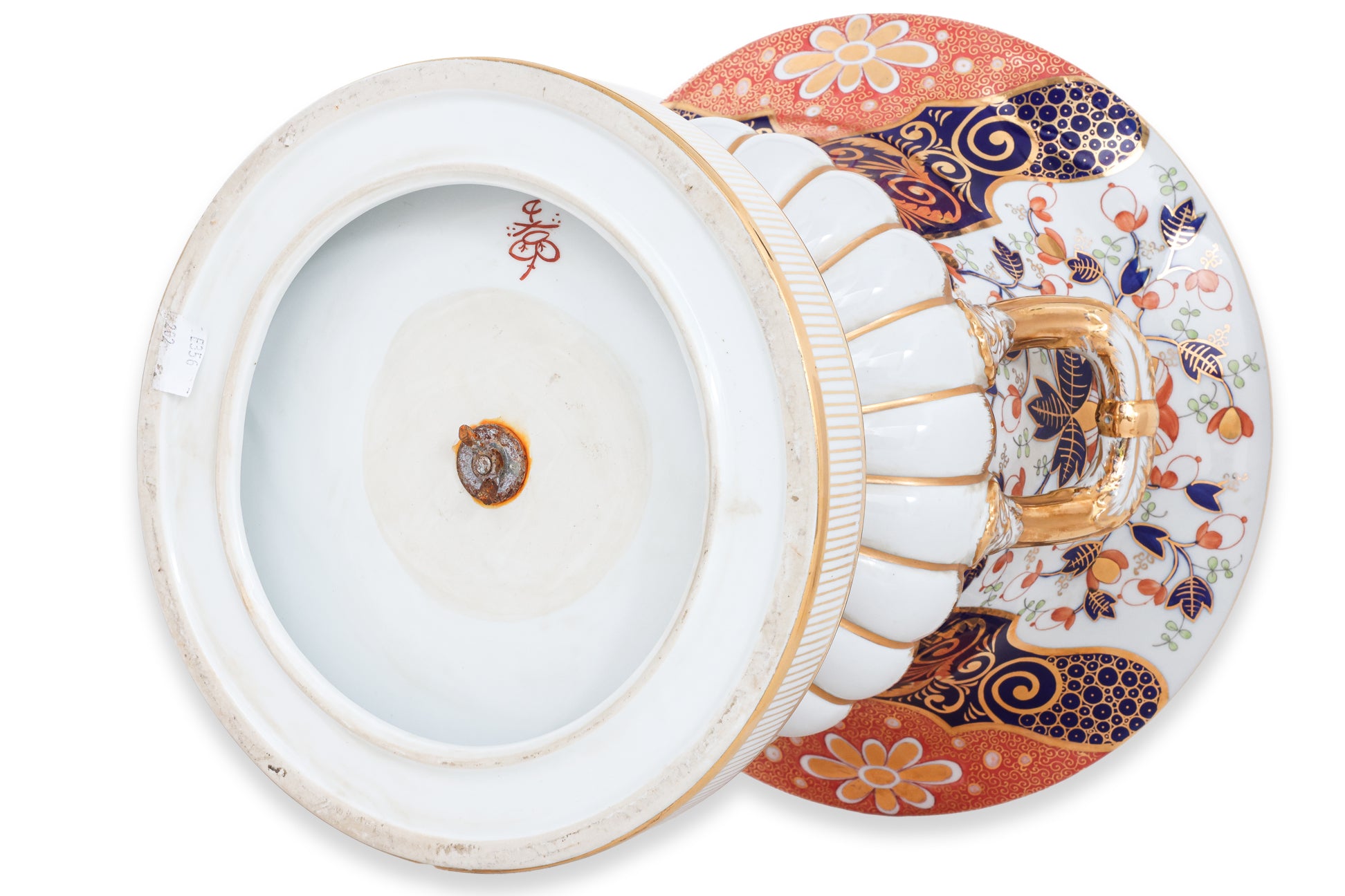 A LARGE IMARI PORCELAIN URN