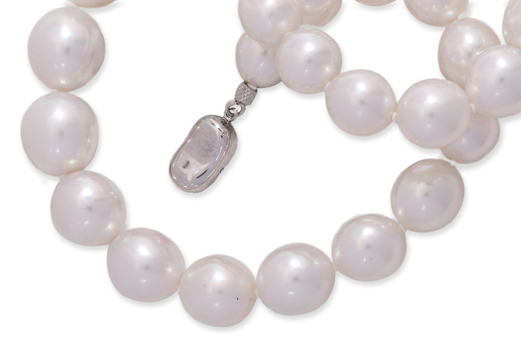 A GRADUATED SOUTH SEA CULTURED PEARL NECKLACE