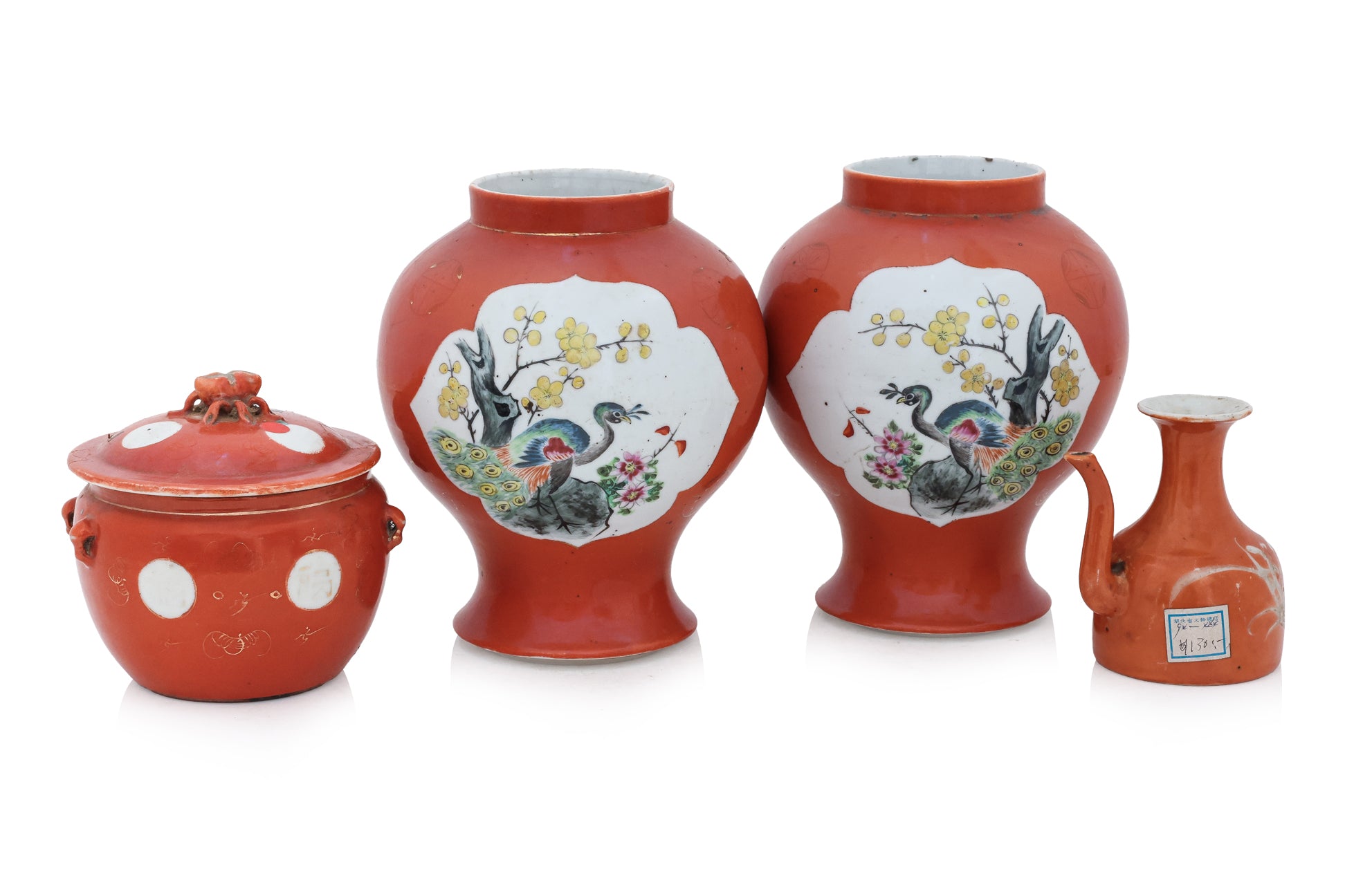 A GROUP OF FOUR CORAL GROUND PORCELAIN ITEMS