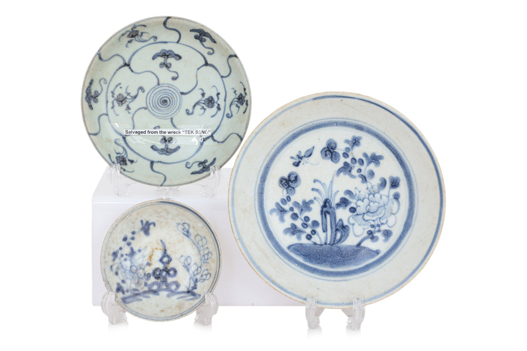 A GROUP OF FOUR BLUE AND WHITE WARES
