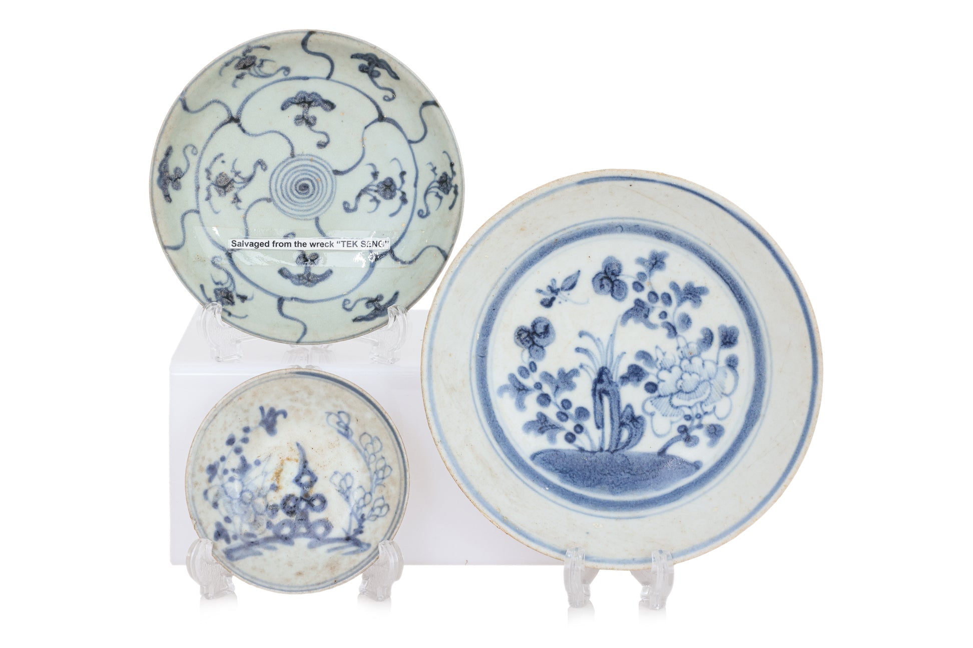 A GROUP OF FOUR BLUE AND WHITE WARES