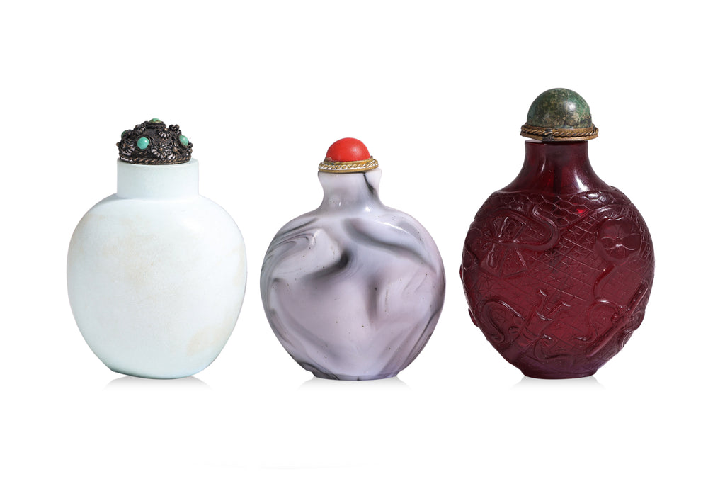 A GROUP OF THREE ASSORTED SNUFF BOTTLES