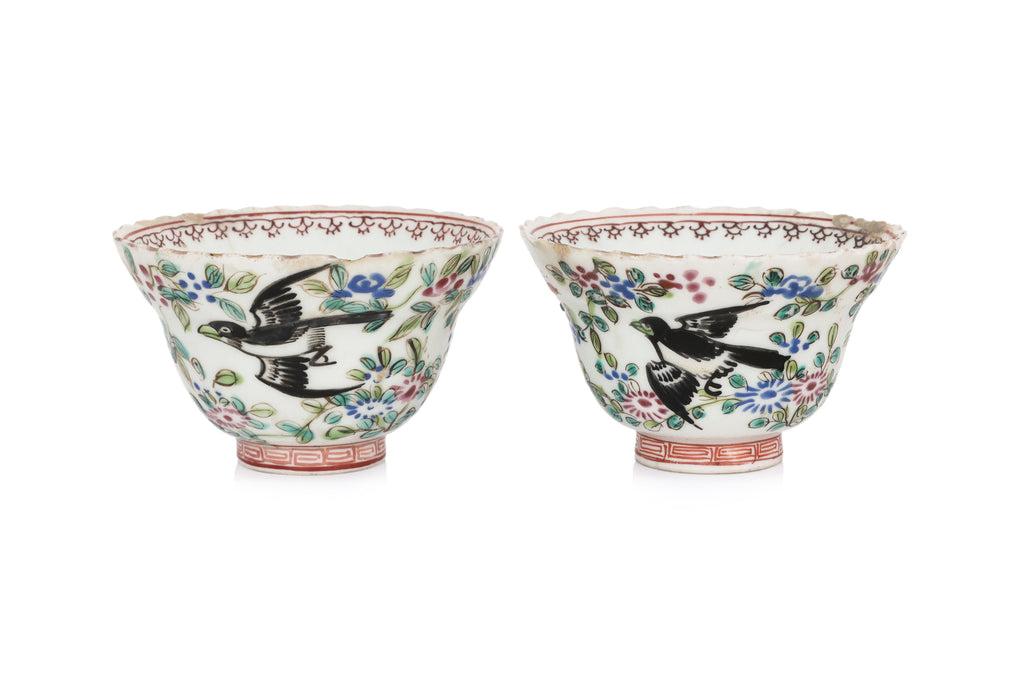 A GROUP OF FIVE FAMILLE ROSE 'MAGPIE' TEA BOWLS