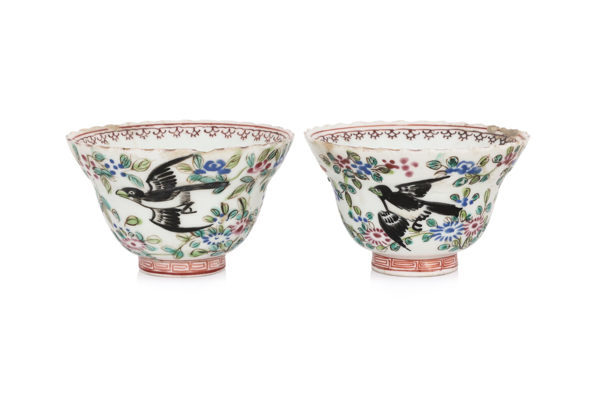 A GROUP OF FIVE FAMILLE ROSE 'MAGPIE' TEA BOWLS