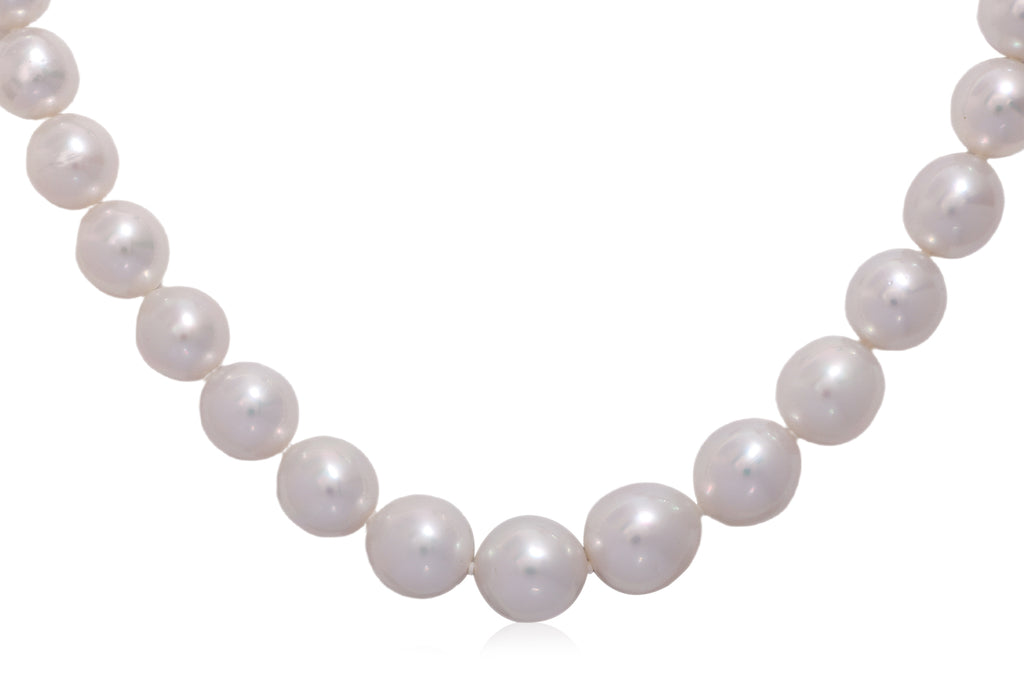 A GRADUATED SOUTH SEA CULTURED PEARL NECKLACE