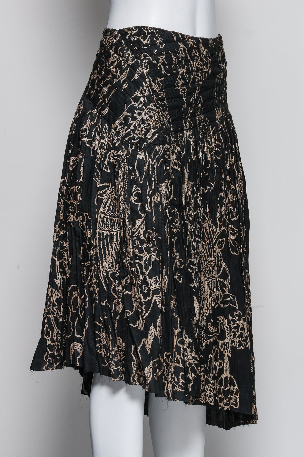 AKIRA - A BLACK AND GOLD FLORAL PRINT SKIRT