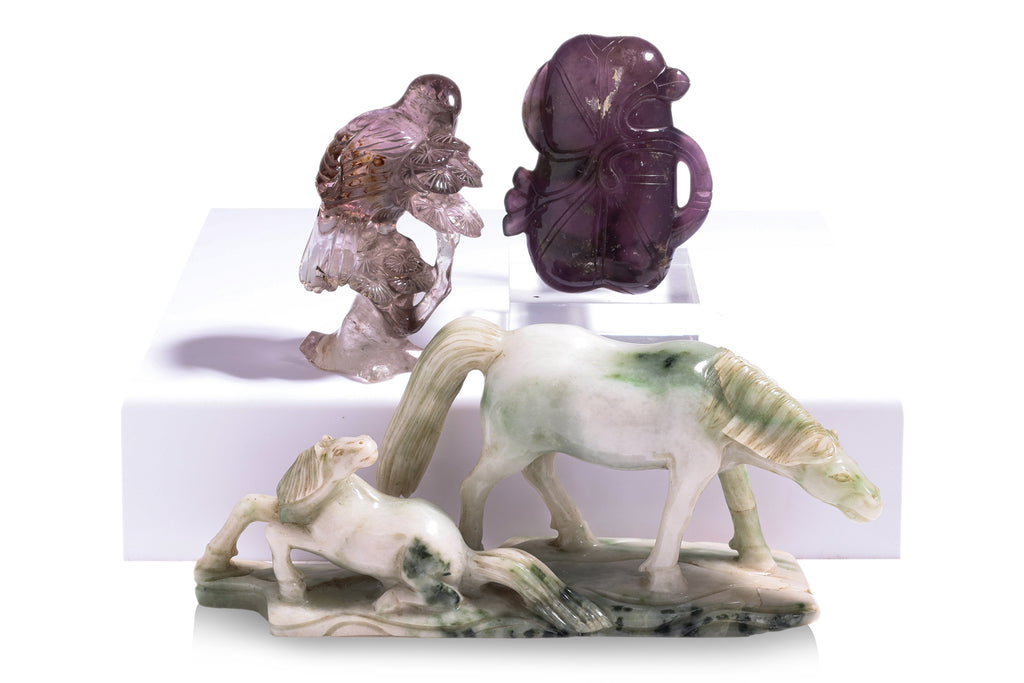 A GROUP OF JADE, GOLDSTONE AND AMETHYST CARVINGS