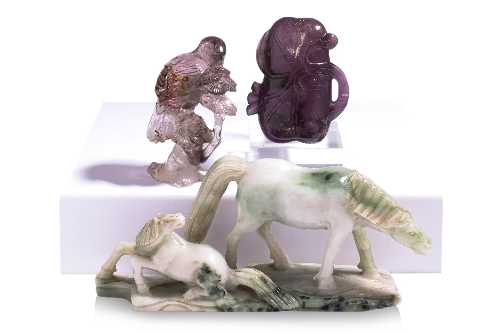 A GROUP OF JADE, GOLDSTONE AND AMETHYST CARVINGS