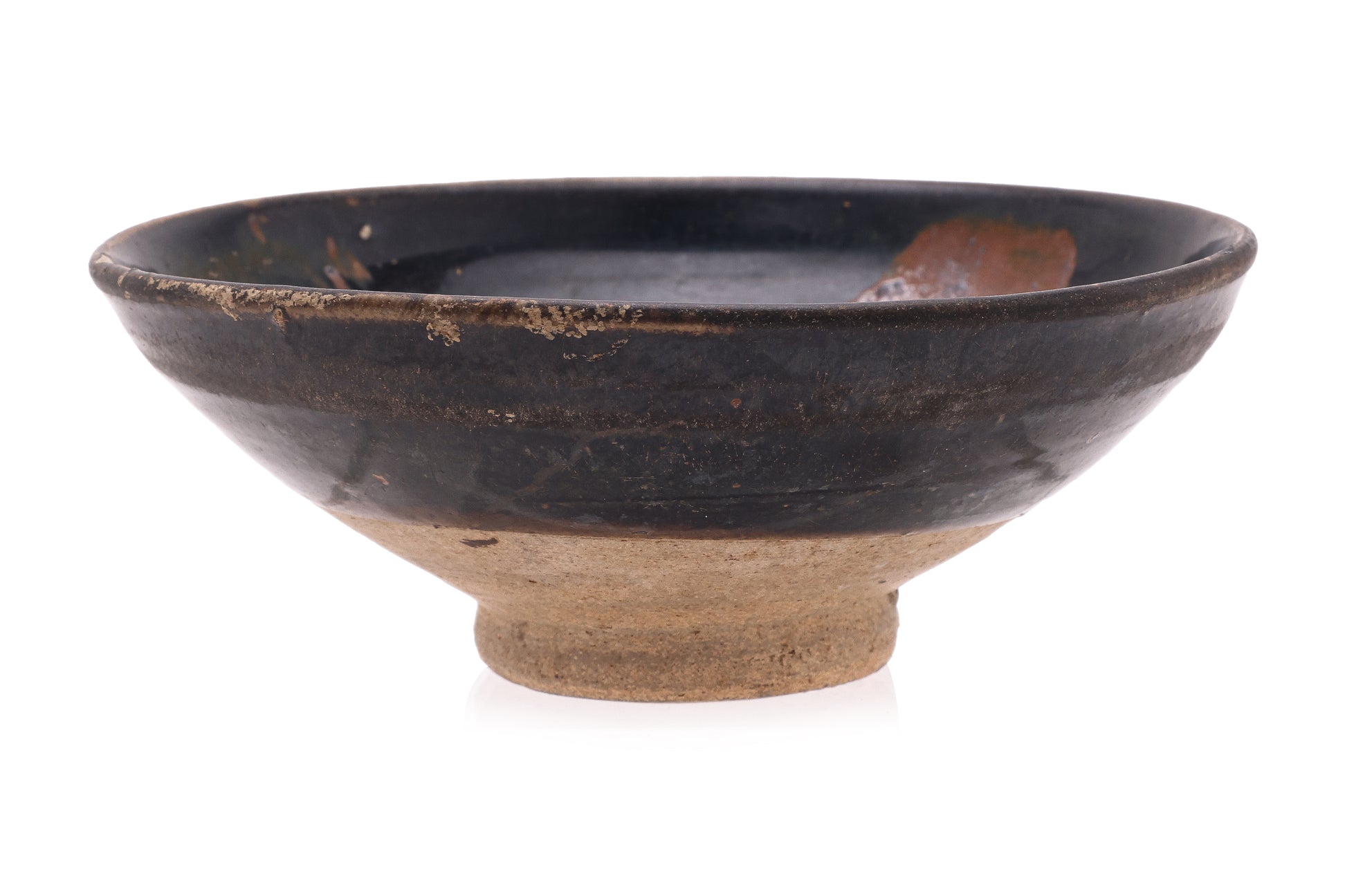A BROWN-GLAZED POTTERY JAR AND A RUSSET-SPLASHED BOWL