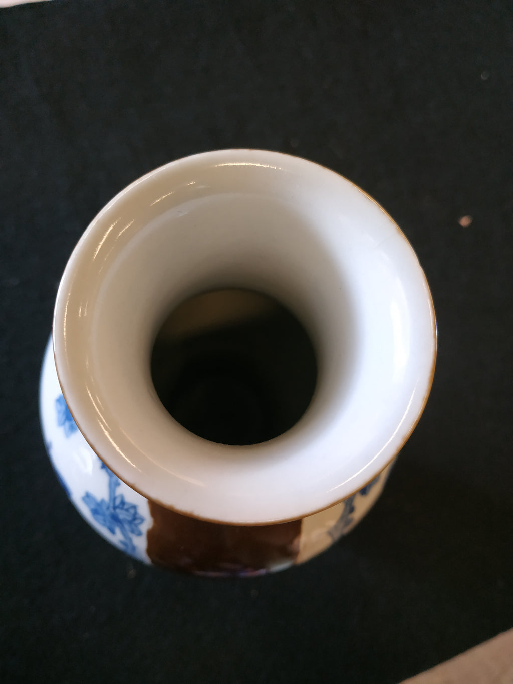 A BATAVIAN STYLE BLUE AND WHITE BALUSTER VASE