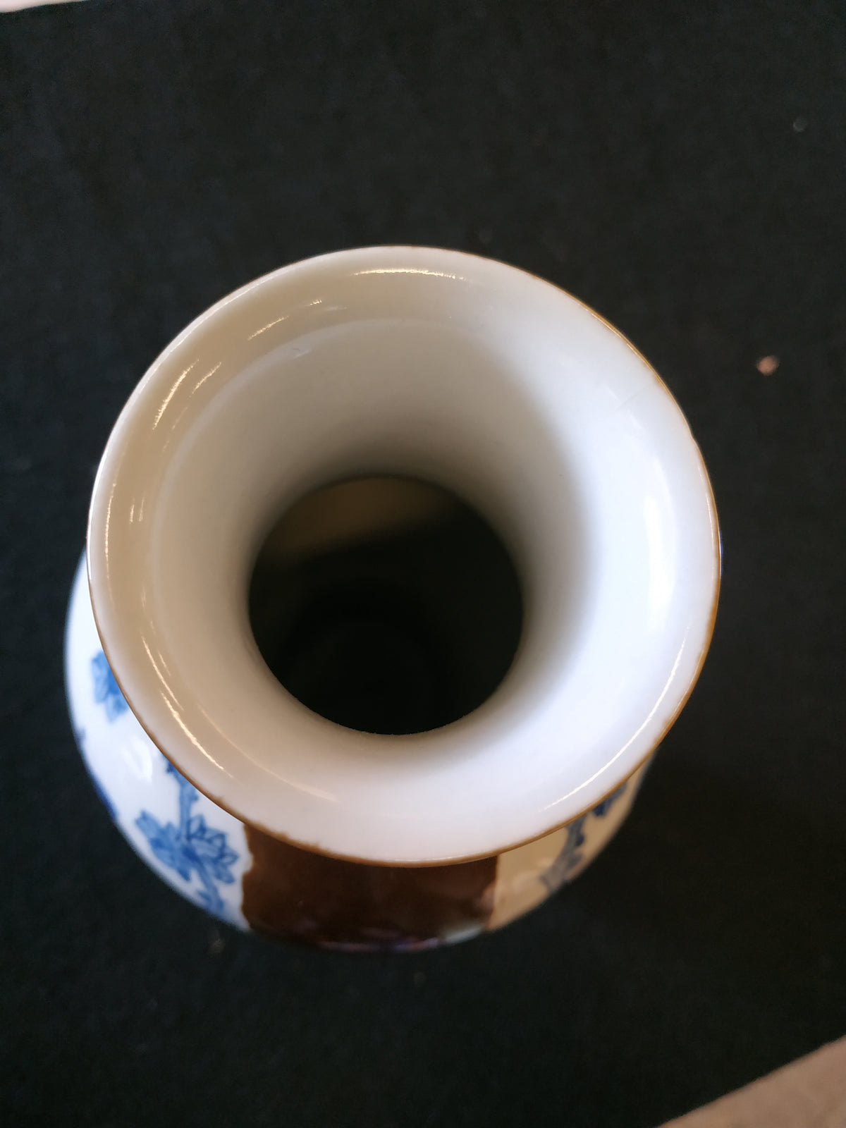 A BATAVIAN STYLE BLUE AND WHITE BALUSTER VASE