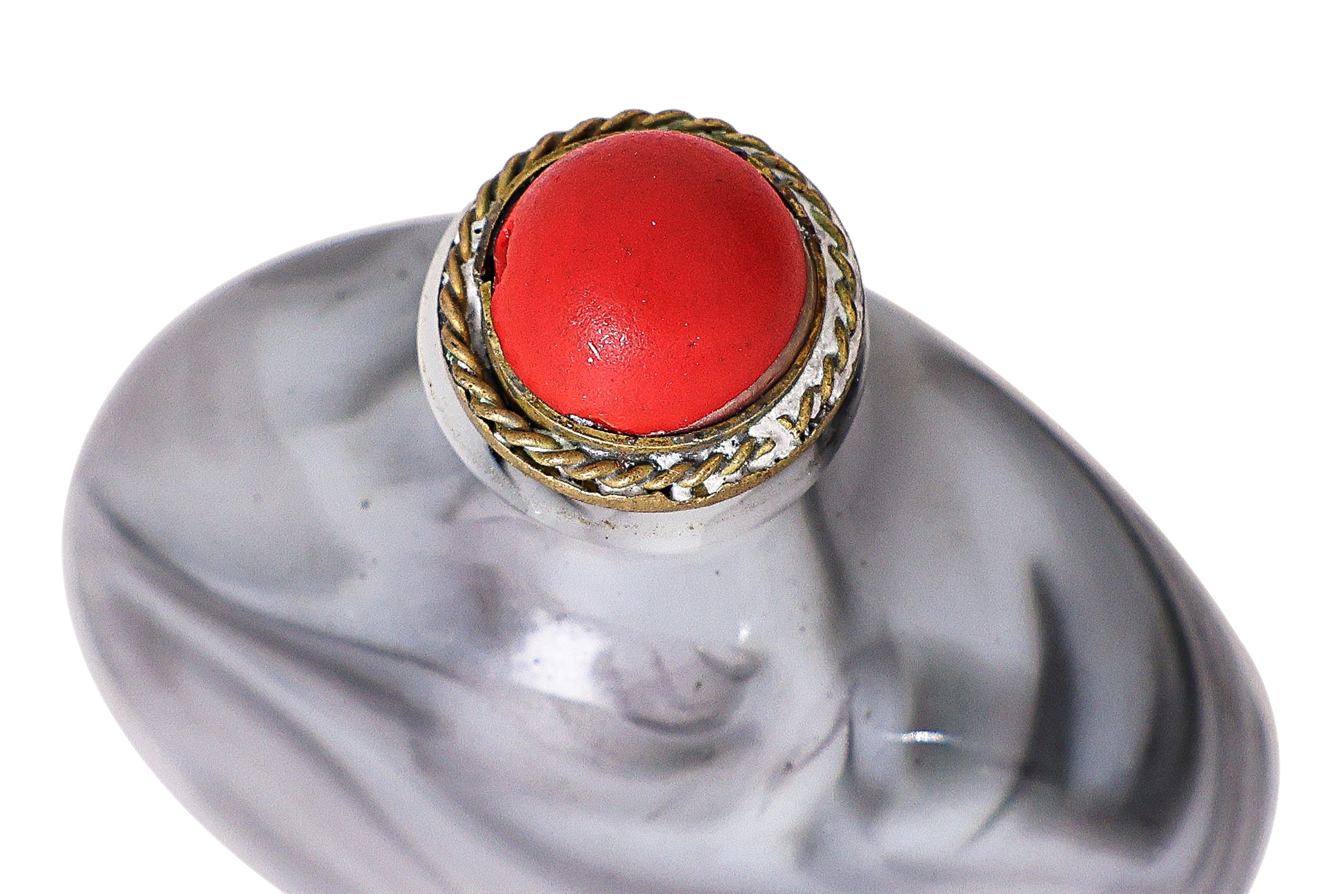 A GROUP OF THREE ASSORTED SNUFF BOTTLES