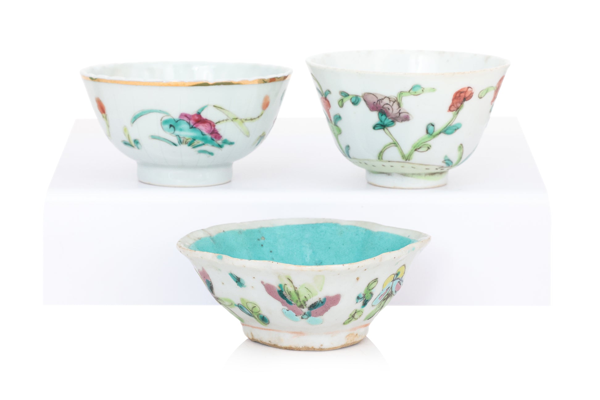 A GROUP OF ELEVEN FAMILLE ROSE PORCELAIN WARES