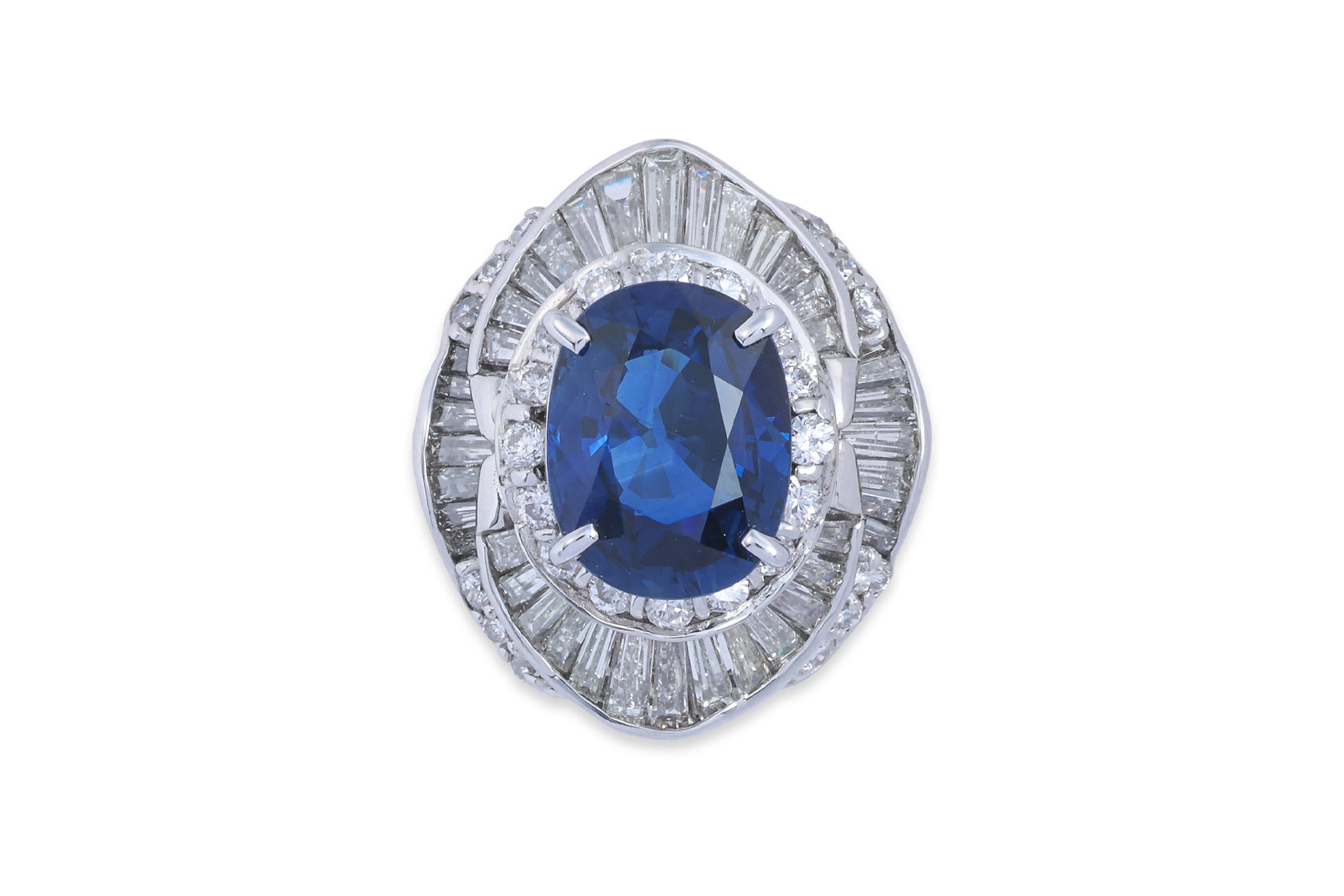 A SAPPHIRE AND DIAMOND CLUSTER RING