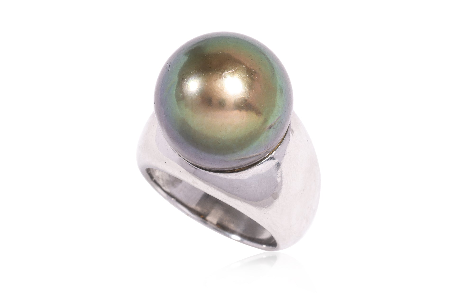 A LARGE TAHITIAN SOUTH SEA CULTURED PEARL RING