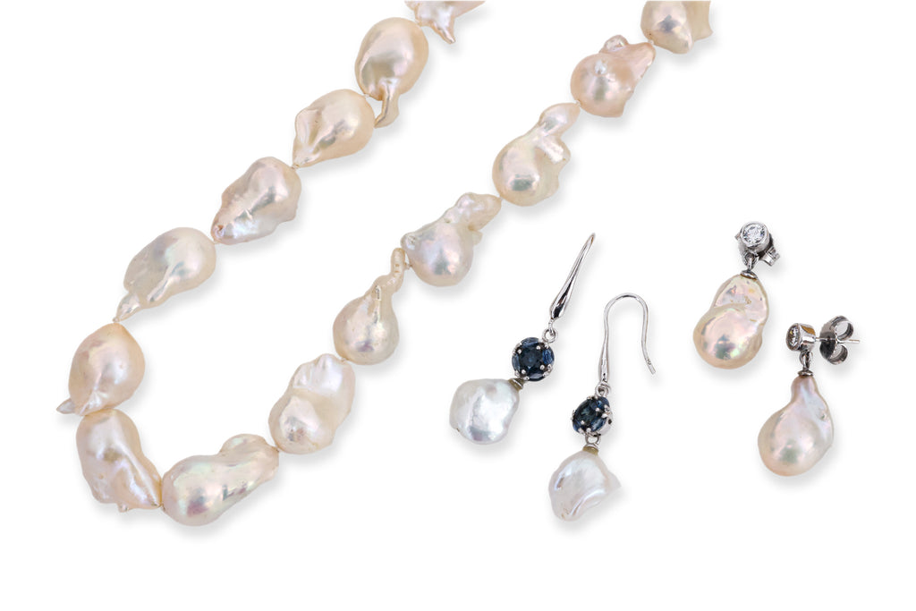 A GROUP OF BAROQUE PEARL JEWELLERY (5)