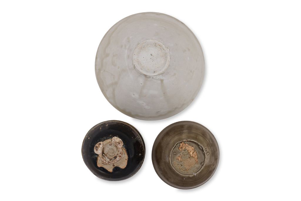 A GROUP OF THREE ASSORTED WARES