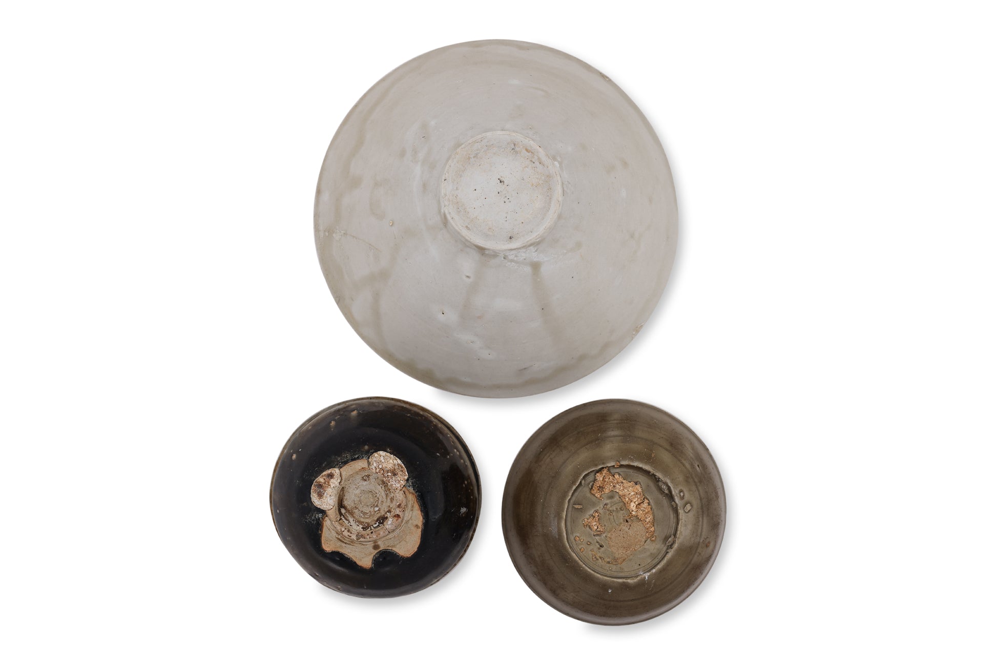A GROUP OF THREE ASSORTED WARES