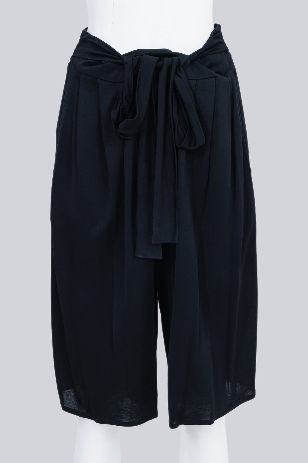 MAISON MARTIN MARGIELA - A PAIR OF PLEATED DRAWSTRING LOOSE SHORTS
