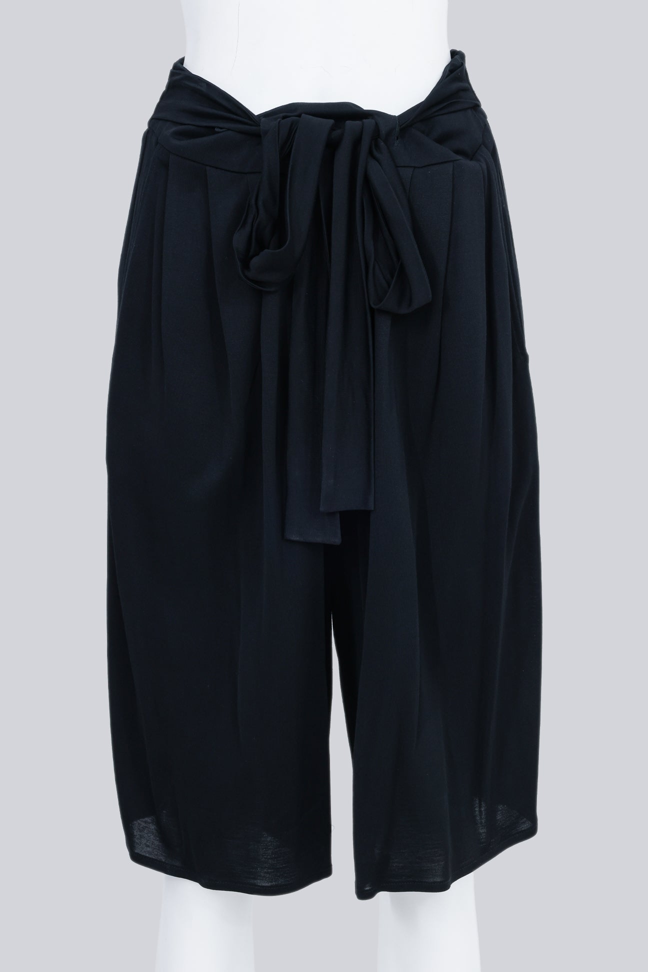 MAISON MARTIN MARGIELA - A PAIR OF PLEATED DRAWSTRING LOOSE SHORTS