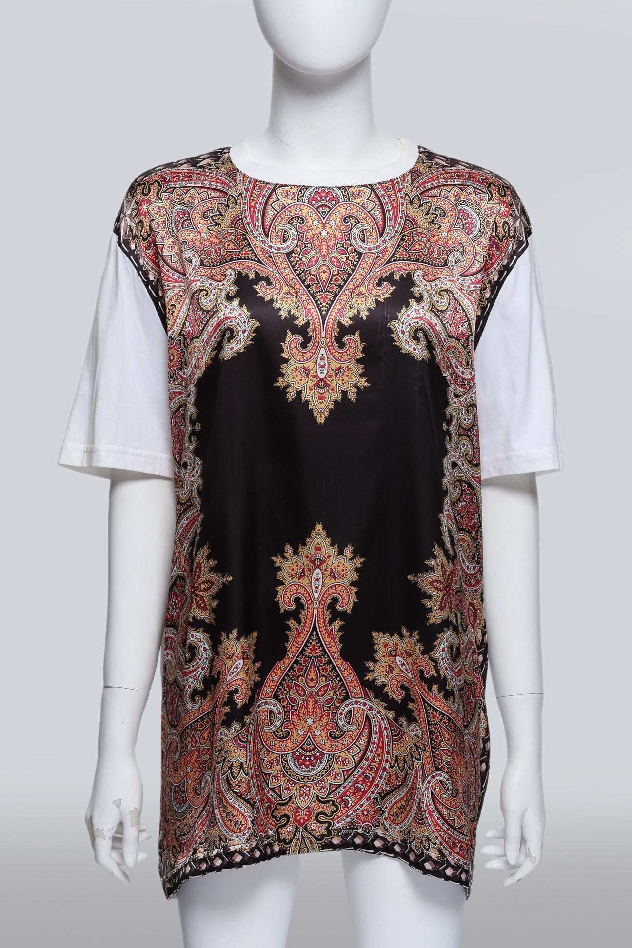 GIVENCHY - A BLACK AND WHITE PAISLEY T-SHIRT