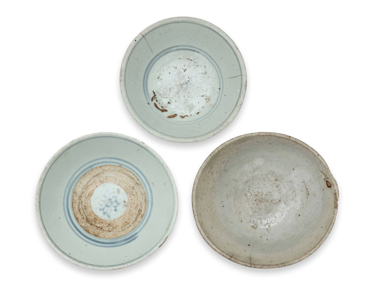 A GROUP OF 15 SWATOW BLUE AND WHITE BOWLS