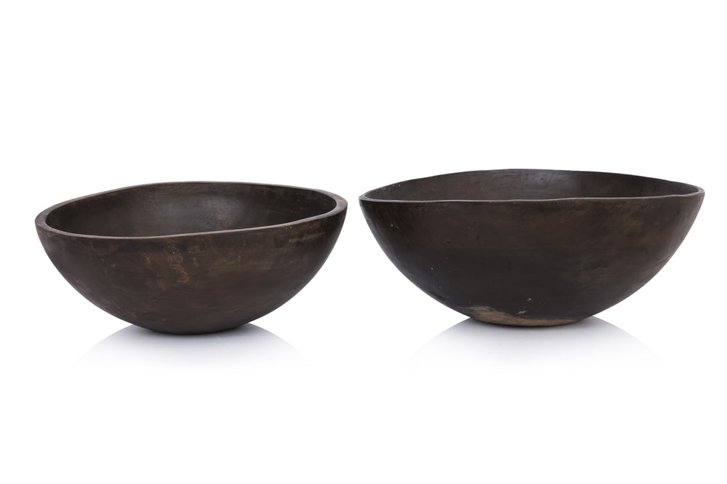 A GRADUATED PAIR OF LARGE WOODEN BOWLS BY CALVIN KLEIN