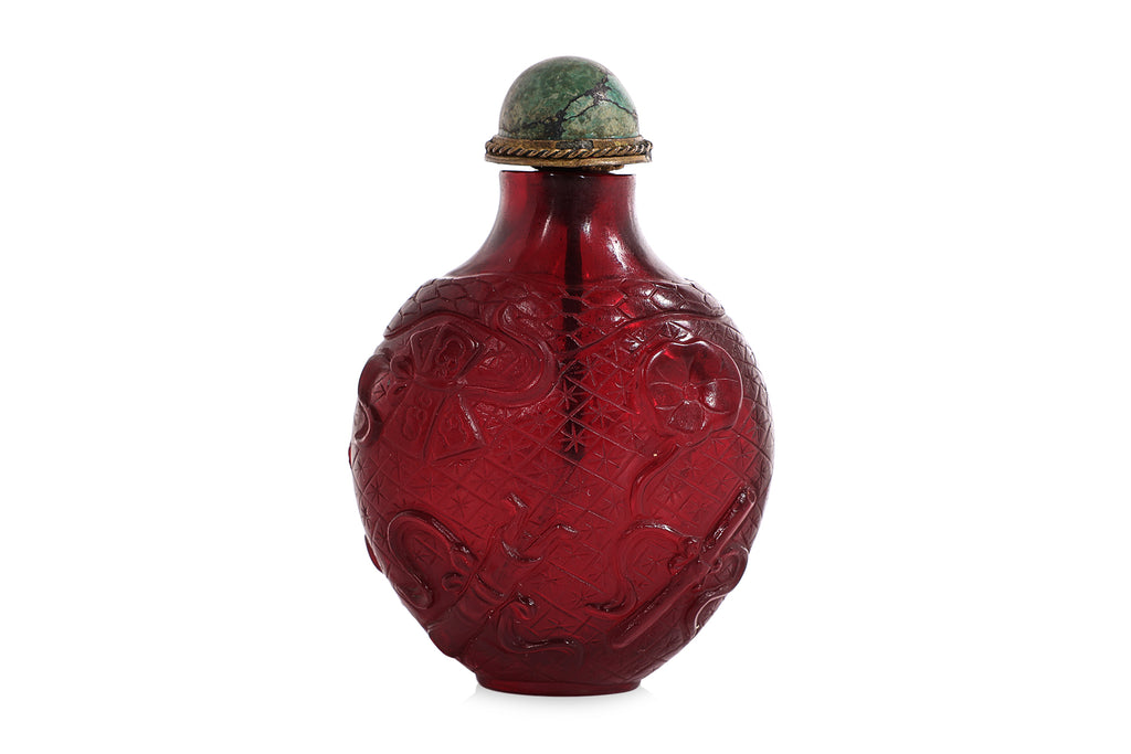 A GROUP OF THREE ASSORTED SNUFF BOTTLES