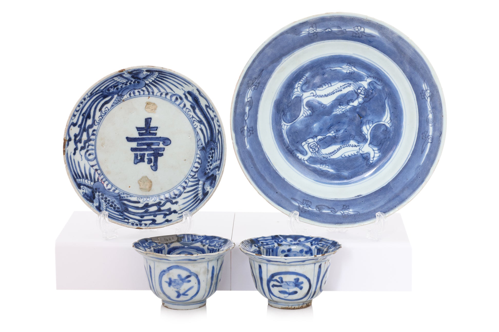 A GROUP OF FOUR BLUE AND WHITE PORCELAIN WARES