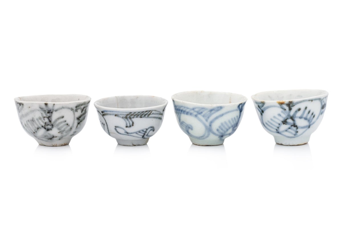 A GROUP OF BLUE AND WHITE BOWLS, JARS AND TEA CUPS