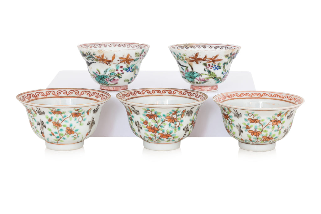 A GROUP OF FIVE FAMILLE ROSE 'MAGPIE' TEA BOWLS