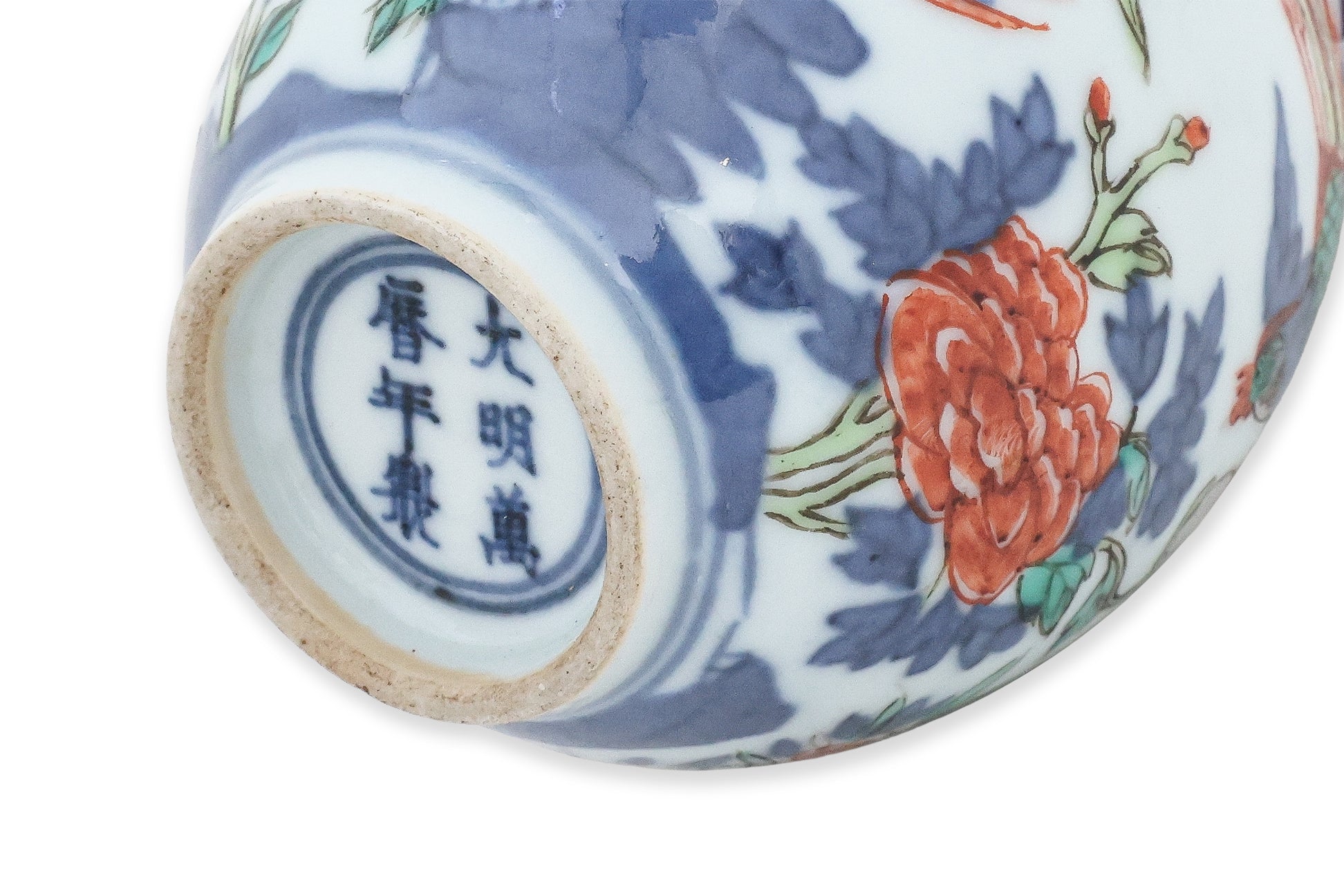A MINIATURE WUCAI VASE AND A BLUE AND WHITE LOTUS DISH