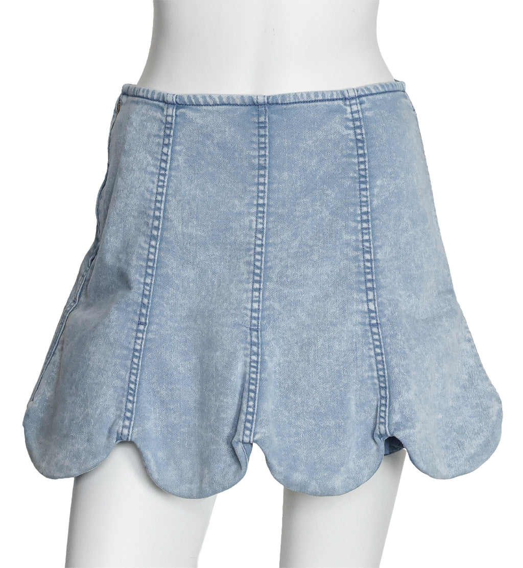 MERCIBEAUCOUP - A LIGHT BLUE DENIM SCALLOPED MINI SKORT WITH RUFFLES