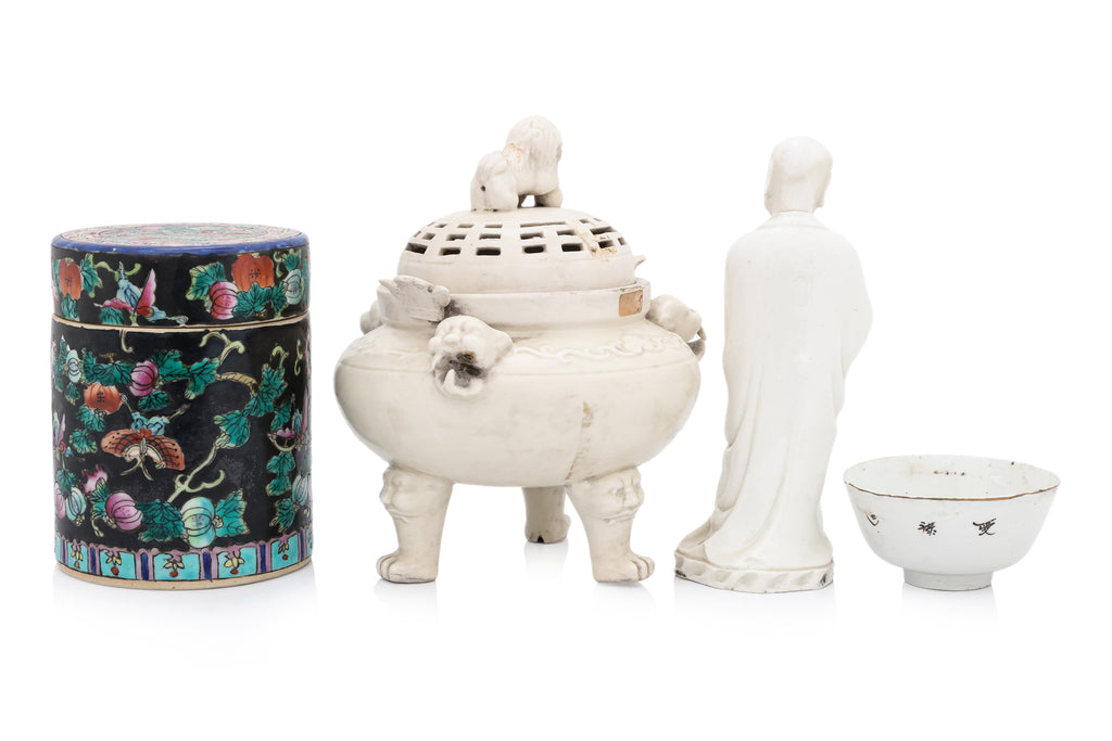 A GROUP OF FIVE ASSORTED PORCELAIN ITEMS
