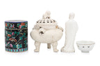 A GROUP OF FIVE ASSORTED PORCELAIN ITEMS