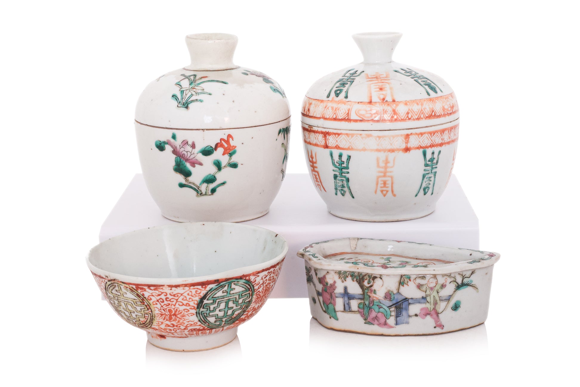 GROUP OF FIVE FAMILLE ROSE PORCELAIN WARES